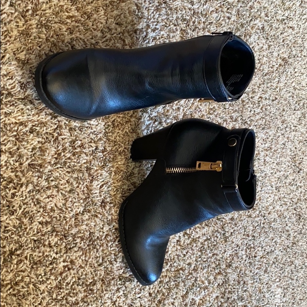 Black boot/heels, seldom worn & in good condition